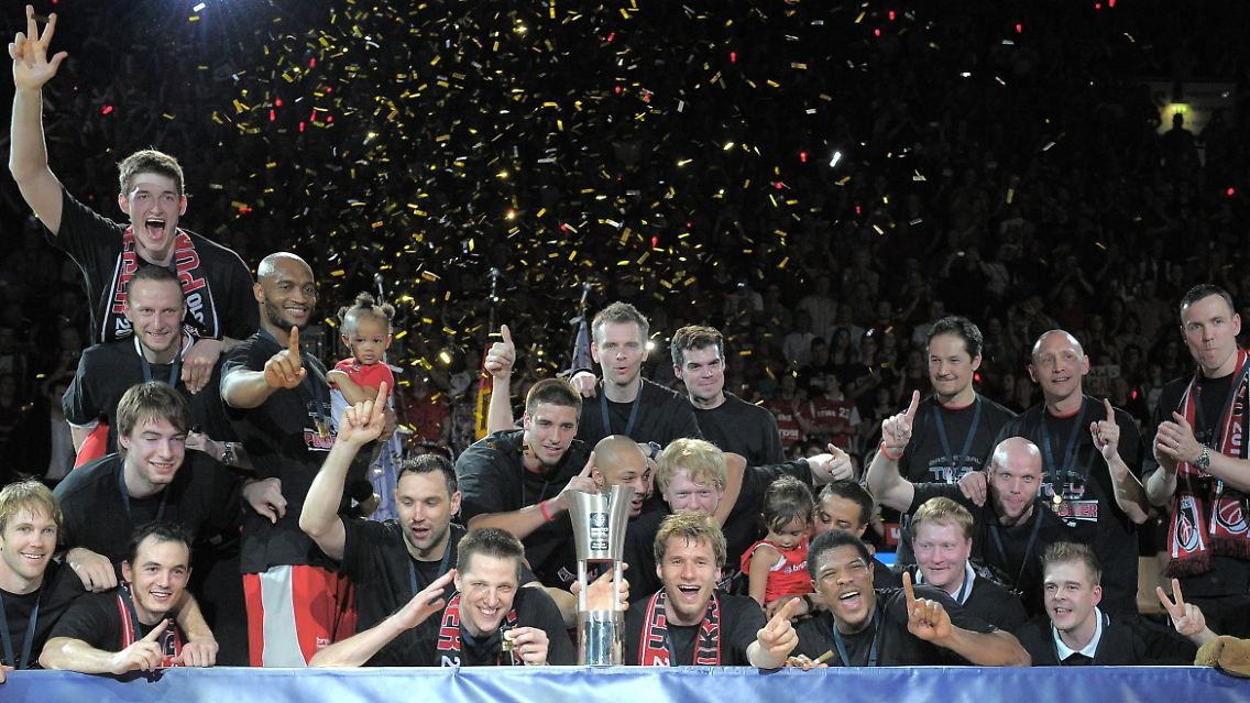 Der Pokalsieger 2010 ist auch der Sieger 2011: In eigener Halle verteidigte Bamberg den Basketball-Pokal.