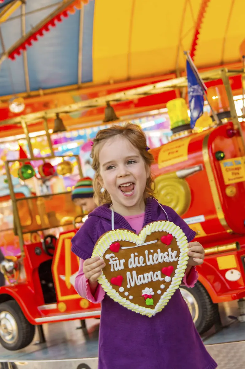 Ein-Kind-haelt-ein-Herz-Aus-Lebkuchen-Aufschrift-Fuer-die-liebe-Mama-Symbolfoto-fuer-Muttertag-Austria-A-child-holds-a-heart-made-of-gingerbread-Inscription-For-the-dear-mum-Symbolic-photo-for-Mother-s-Day-Austria-Copyright-imageBROKER-ErwinxWodickax-xwodi-ibxiqx12058049