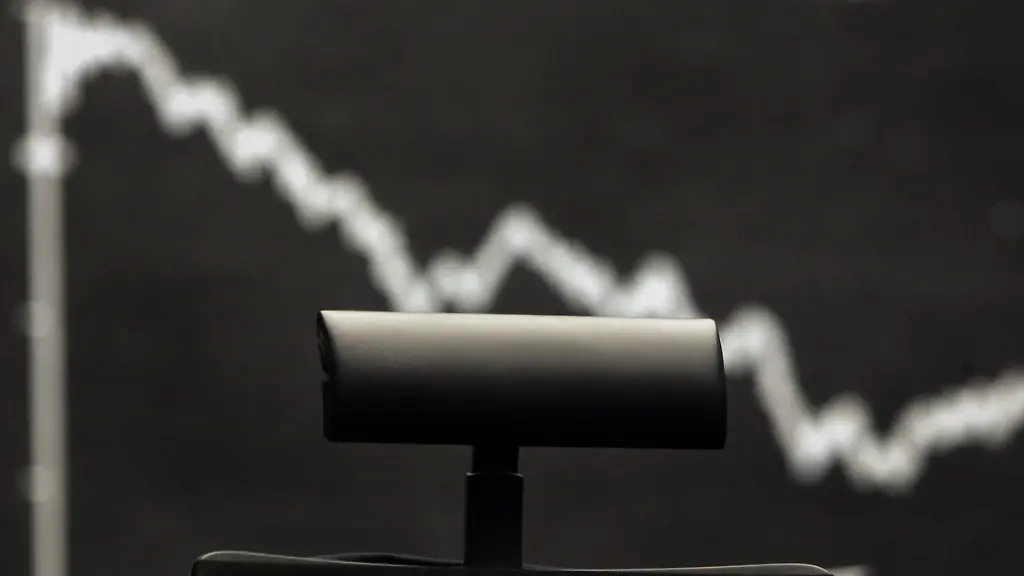 Der-leere-Stuhl-eines-Boersenmaklers-steht-am-Mittwoch-23-01-2008-an-der-Frankfurter-Wertpapierboerse-vor-der-Anzeigentafel-fuer-den-Deutschen-Aktienindex-DAX-Nach-dem-Crash-am-Montag-21-01-2008-war-der-DAX-erneut-abgerutscht