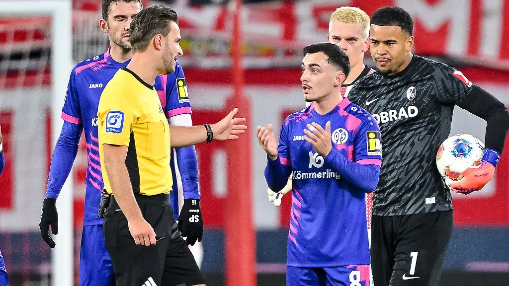 Offensivspieler-Paul-Nebel-r-vom-FSV-Mainz-05-wurde-fuer-zwei-Spiele-gesperrt