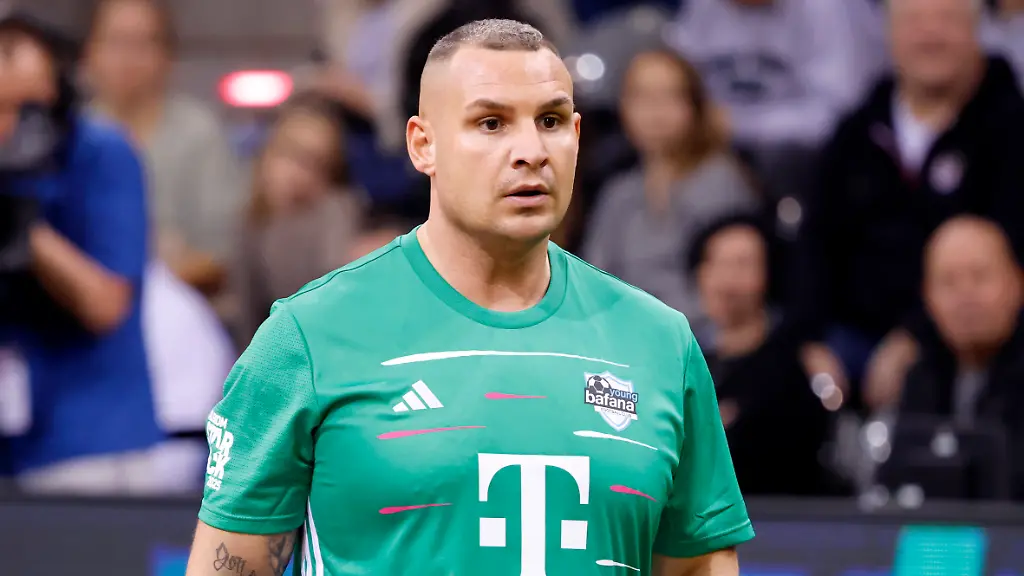 Saenger-Pietro-Lombardi-Team-Young-Bafana-beim-Telekom-Starkick-2025-im-Telekom-Dome-Zahlreiche-Fussball-Legenden-Promis-Influencer-und-Stars-kickten-fuer-einen-guten-Zweck-auf-dem-Kleinfeld-Bonn-30-11