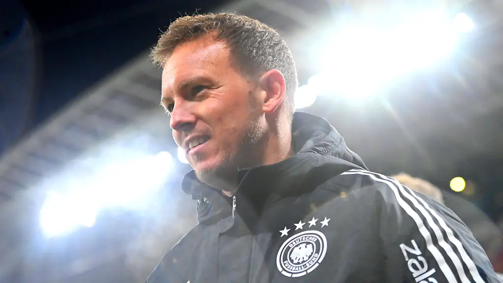 Bundestrainer-Julian-NAGELSMANN-GER-Einzelbild-angeschnittenes-Einzelmotiv-Portraet-Portrait-Portraet-Fussball-Laenderspiel-WM-Qualifikation-Gruppe-A-Spieltag-06-Deutschland-GER-Slowakei-SVK-6-0-am-17-11