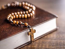 Eingesperrt, mit Bibel traktiert: "Strenggläubige" Eltern missbrauchten 20 Jahre lang vier Töchter