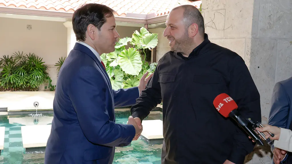 US-Aussenminister-Marco-Rubio-l-und-Rustem-Umerow-Minister-fuer-nationale-Sicherheit-der-Ukraine-reichen-sich-vor-einer-gemeinsamen-Pressekonferenz-die-Hand