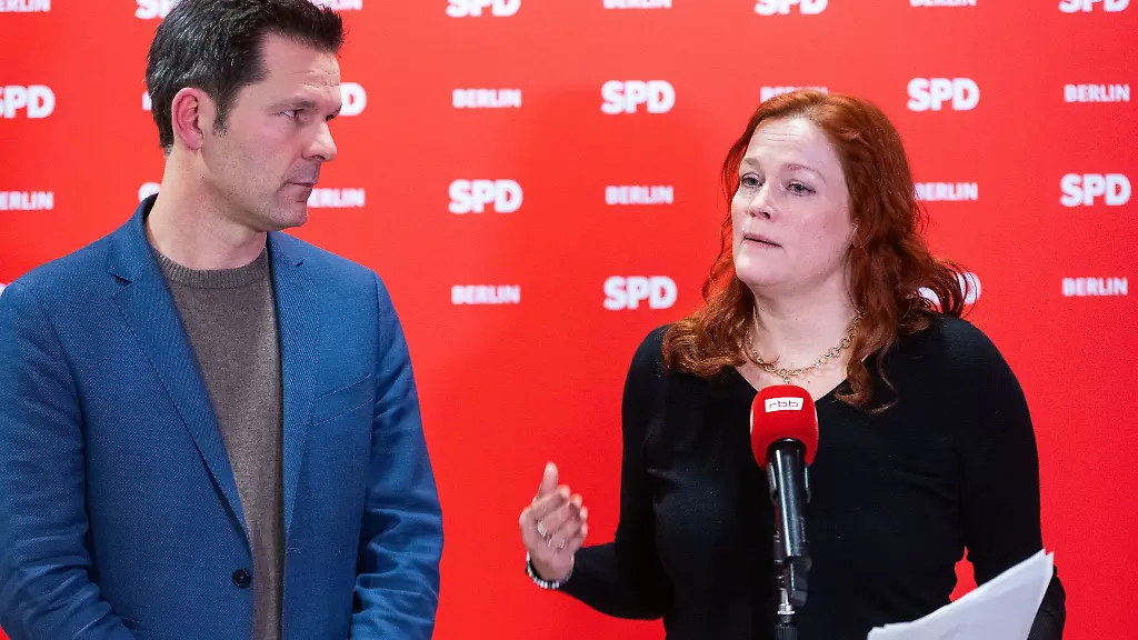 Steffen-Krach-und-Bettina-Koenig-sprechen-bei-einer-Pressekonferenz-zur-Nominierung-fuer-den-Landesvorsitz-der-SPD-Berlin