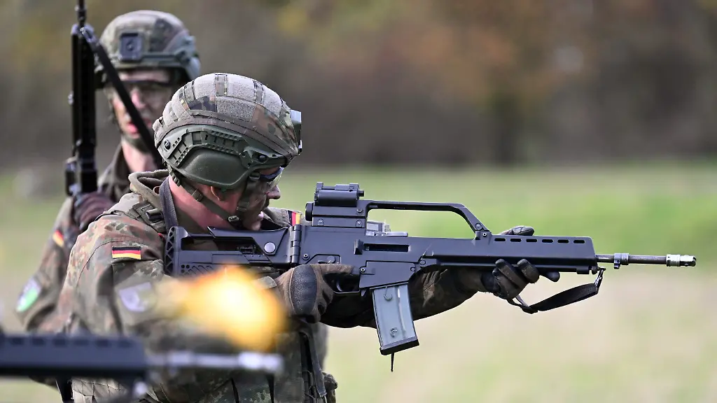 Rekruten-bei-der-Gefechtsausbildung-im-Rahmen-eines-Medientages-zur-Basisausbildung-bei-der-Bundeswehr-im-Aufklaerungsbataillon-7-Politiker-von-Union-und-SPD-haben-sich-fuer-den-neuen-Wehrdienst-auf-eine-flaechendeckende-Musterung-geeinigt