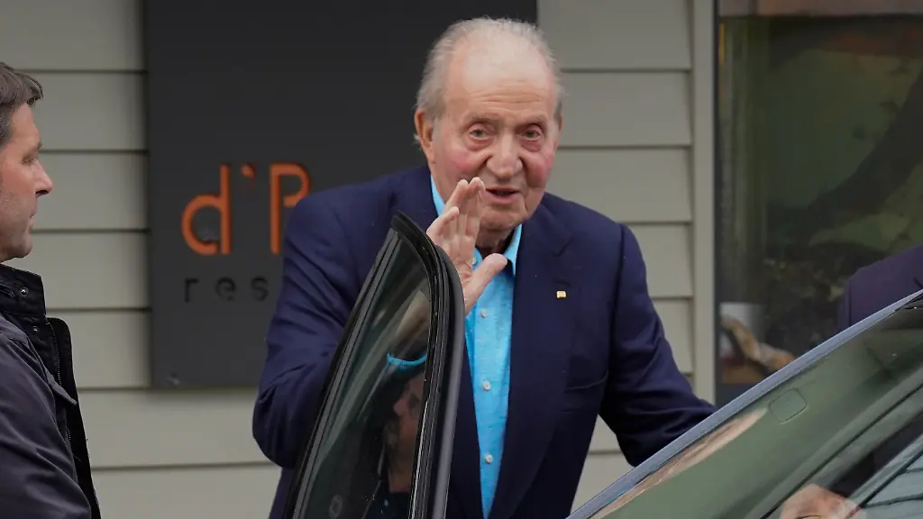 Juan-Carlos-Altkoenig-von-Spanien-verlaesst-das-Restaurant-d-Berto-wo-er-mit-Freunden-zu-Mittag-gegessen-hat