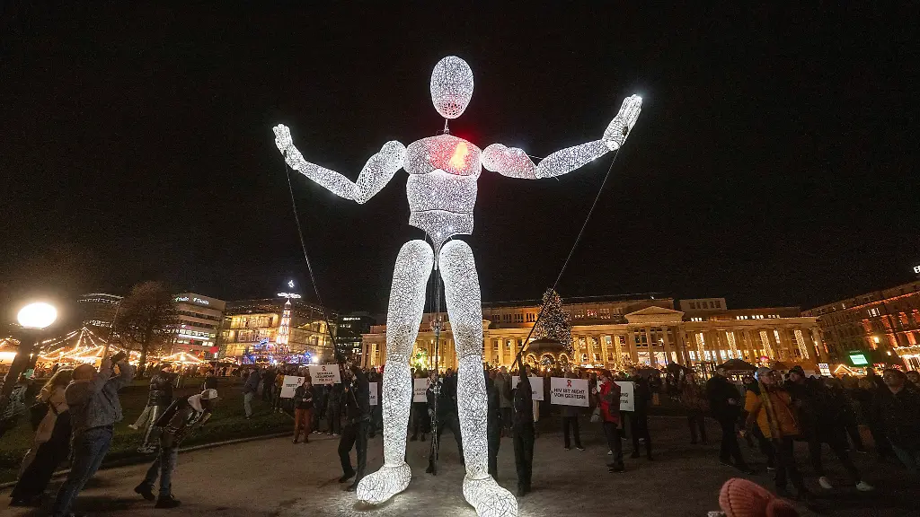 Die-Leuchtpuppe-der-Kuenstlergruppe-Dundu-ist-etwa-acht-Meter-hoch
