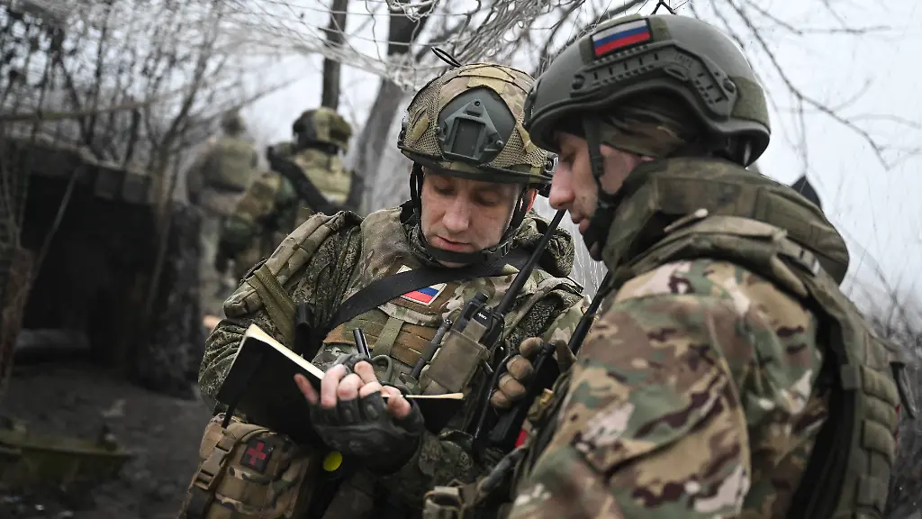 Russia-Ukraine-Military-Operation-Motor-Artillery-Unit-9061150-28-11-2025-Russian-servicemen-of-the-Tsentr-Centre-Group-of-Forces-prepare-to-fire-a-2A36-Giatsint-B-towed-howitzer-towards-Ukrainian-positions-in-the-Krasnoarmeysk-Pokrovsk-sector-of-the-front-line-amid-Russia-s-military-operation-in-Ukraine-Donetsk-People-s-Republic-Russia