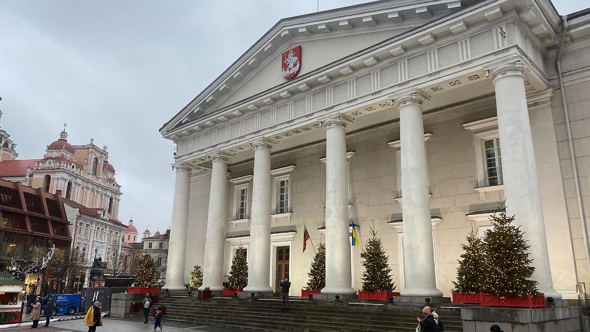Gedenktafel-feierlich-enth-llt-Merz-Zitat-schm-ckt-jetzt-das-Rathaus-von-Vilnius