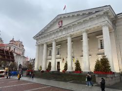 Gedenktafel feierlich enthüllt: Merz-Zitat schmückt jetzt das Rathaus von Vilnius