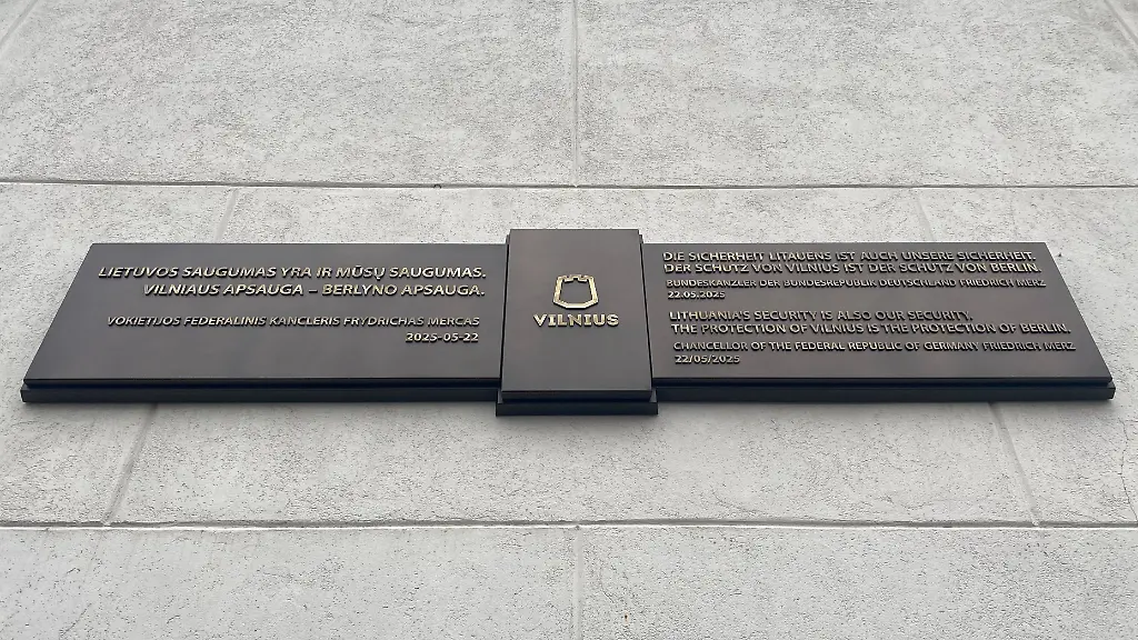 Eine-Gedenktafel-mit-der-Inschrift-Die-Sicherheit-Litauens-ist-unsere-Sicherheit-Der-Schutz-von-Vilnius-ist-der-Schutz-von-Berlin-Worte-von-Bundeskanzler-Merz-sind-an-der-Wand-des-historischen-Rathauses-zu-sehen