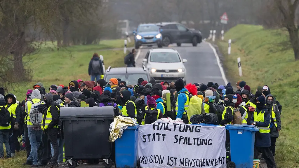 Nach-dem-grossen-Polizeieinsatz-in-Giessen-entbrannte-eine-Debatte-ueber-angemessenen-Protest-und-den-Umgang-der-Polizei-damit