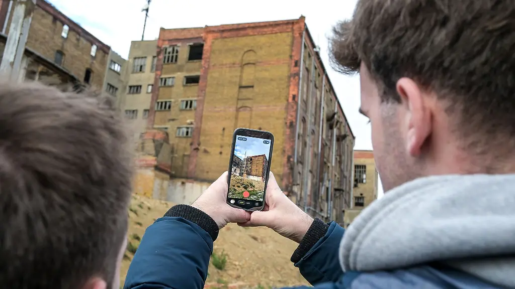 Die-Studenten-dokumentieren-die-Geschichte-des-Gebaeudes-in-einem-Videobeitrag-fuer-die-digitale-Landkarte-der-Lost-Places