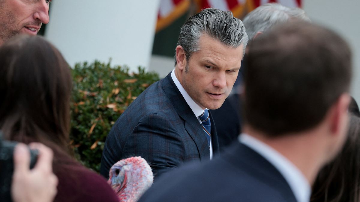 T-tung-berlebender-am-Wrack-Wei-es-Haus-stellt-sich-hinter-Hegseth-und-bleibt-schwammig