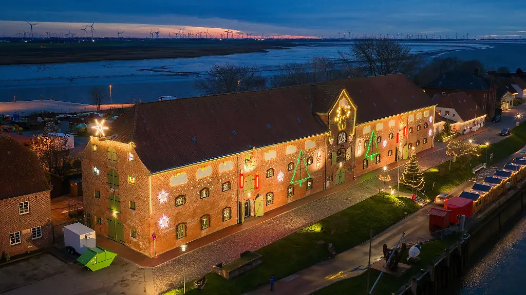 Das-1783-erbaute-Backsteingebaeude-in-Toenning-gilt-in-der-Vorweihnachtszeit-als-der-laengste-Adventskalender-der-Welt