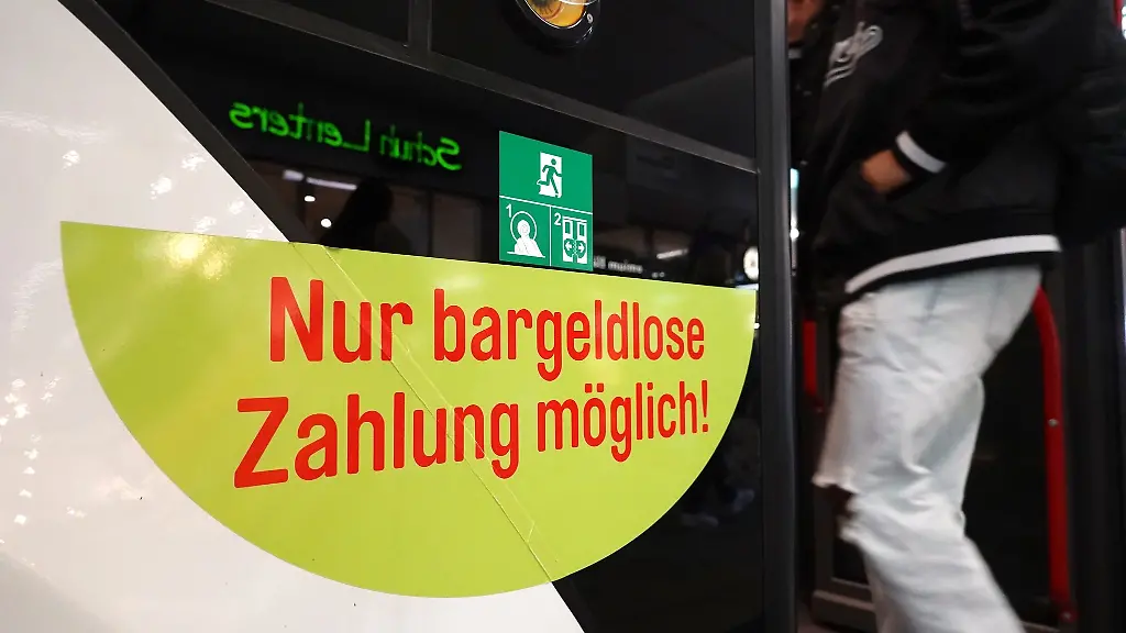 Seit-November-koennen-Tickets-in-den-Bussen-der-Landeshauptstadt-nur-noch-bargeldlos-erworben-werden