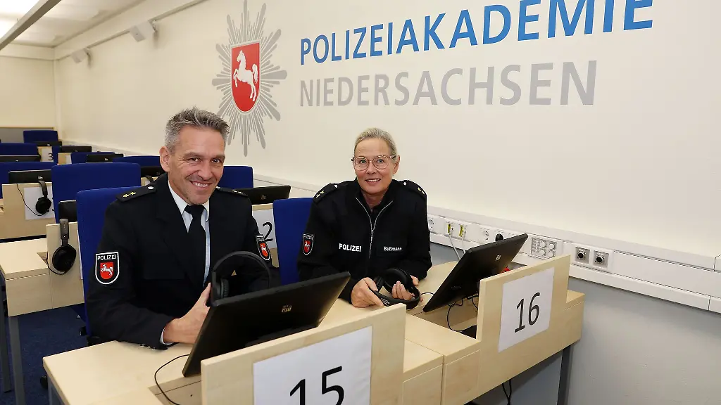 Sie-arbeiten-mit-an-der-Zukunft-der-Polizei-Matthias-Schwarze-und-Anja-Bussmann-von-der-Polizeiakademie-im-Computertest-Raum