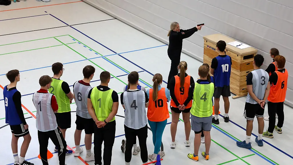 Die-Uebung-an-der-Waffenattrappe-soll-sicherstellen-dass-jede-und-jeder-mit-dem-Finger-an-den-Abzug-heranreicht