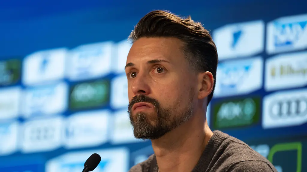 Pressekonferenz-nach-dem-Spie-Sandro-Wagner-FC-Augsburg-Cheftrainer-Trainer-GER-TSG-1899-Hoffenheim-vs-FC-Augsburg-Fussball-Herren-1-Bundesliga-12-Spieltag-Spielzeit-2025-2026-29-11-2025-DFL-DFB-REGULATIONS-PROHIBIT-ANY-USE-OF-PHOTOGRAPHS-AS-IMAGE-SEQUENCES-AND-OR-QUASI-VIDEO-GER-TSG-1899-Hoffenheim-vs-FC-Augsburg-Fussball-Herren-1-Bundesliga-12-Spieltag-Spielzeit-2025-2026-29-11