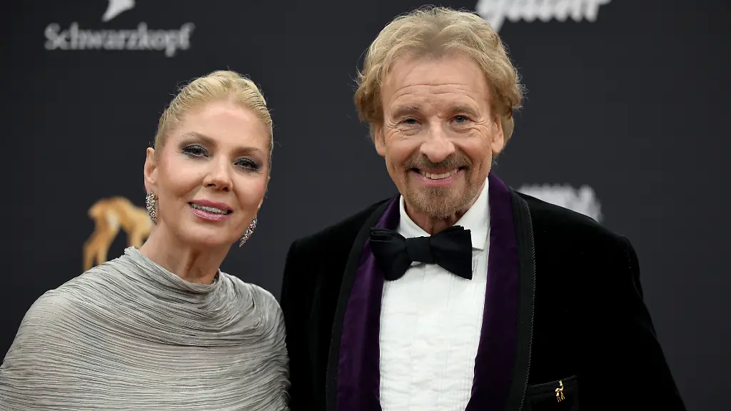Thomas-Gottschalk-und-seine-Frau-Karina-kommen-zur-77-Bambi-Verleihung-in-den-Bavaria-Filmstudios-ueber-den-roten-Teppich-Gottschalk-hat-in-einem-Interview-ueber-eine-Krebserkrankung-gesprochen