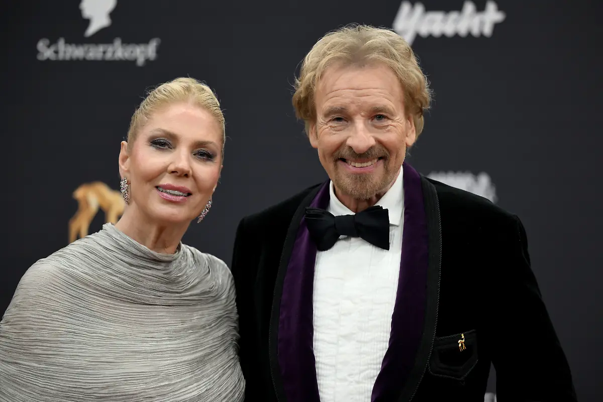 Thomas-Gottschalk-und-seine-Frau-Karina-kommen-zur-77-Bambi-Verleihung-in-den-Bavaria-Filmstudios-ueber-den-roten-Teppich-Gottschalk-hat-in-einem-Interview-ueber-eine-Krebserkrankung-gesprochen