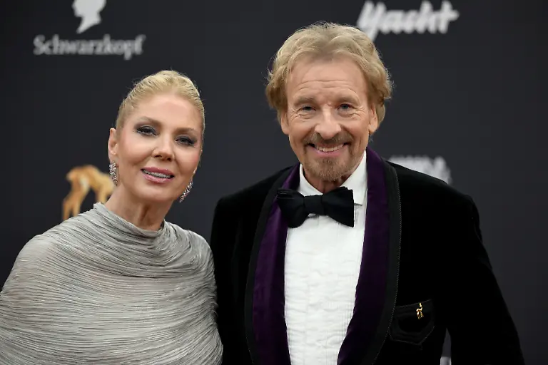 Thomas-Gottschalk-und-seine-Frau-Karina-kommen-zur-77-Bambi-Verleihung-in-den-Bavaria-Filmstudios-ueber-den-roten-Teppich-Gottschalk-hat-in-einem-Interview-ueber-eine-Krebserkrankung-gesprochen