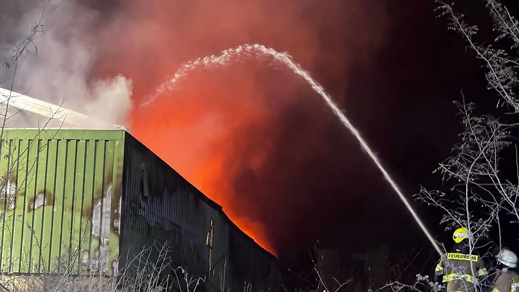 Es-brennt-lichterloh-in-der-Lagerhalle
