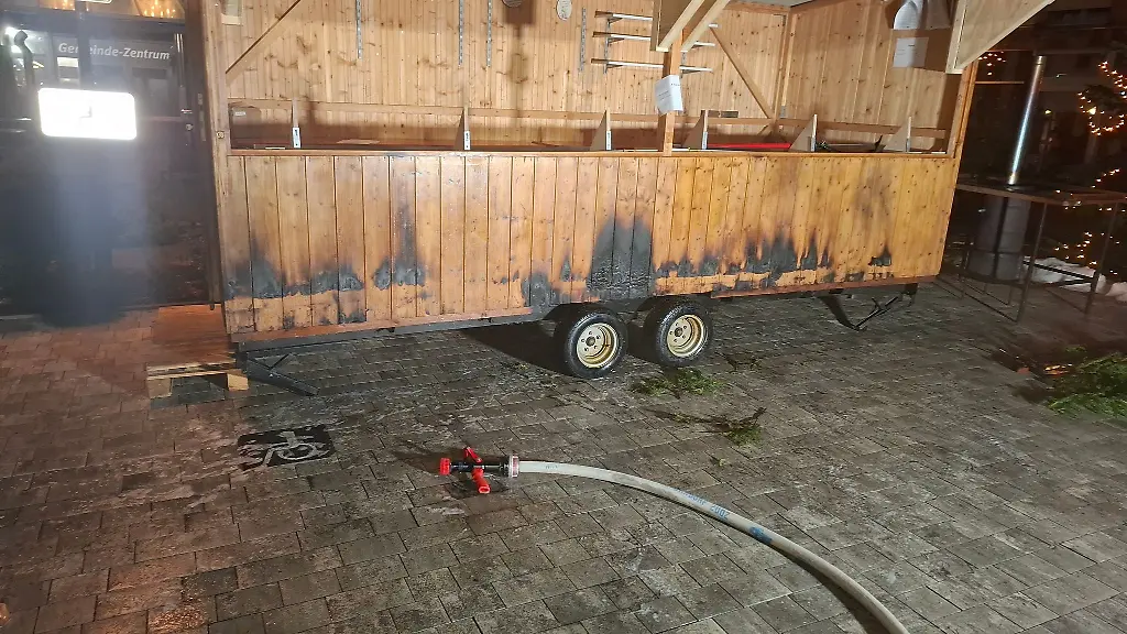 Insgesamt-acht-Buden-sind-durch-das-Feuer-beschaedigt-worden