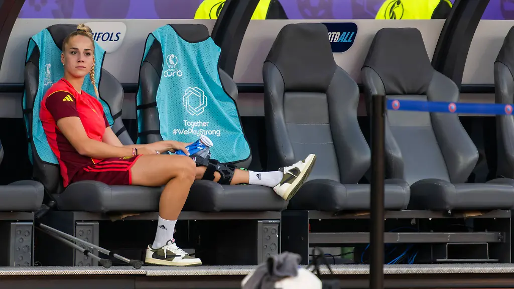 12-07-2025-UEFA-Frauen-Europameisterschaft-2025-in-der-Schweiz-Spieltag-3-Vorrunde-Schweden-Deutschland-im-Letzigrundstadion-Zuerich-Schweiz-Giulia-Gwinn-Deutschland-auf-der-Bank-mit-Beinschiene-und-Eisbeutel-fuer-das-verletzte-Knie