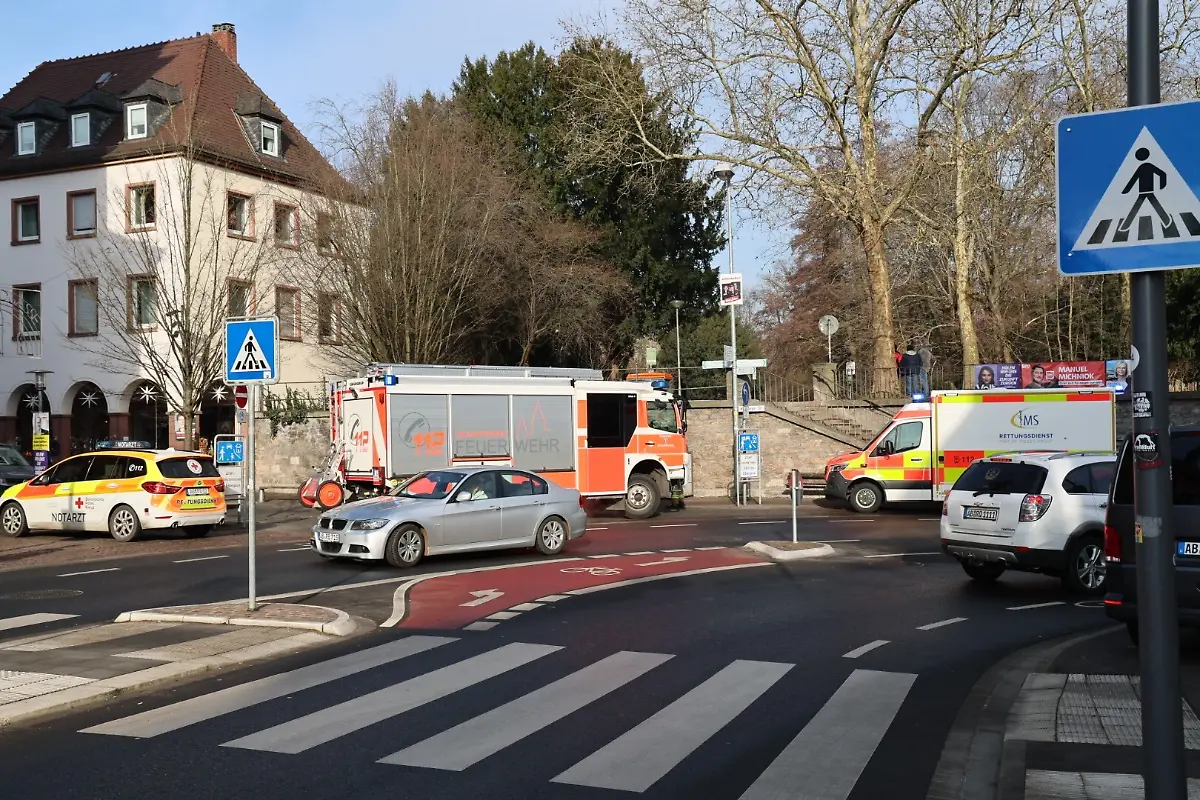 Fahrzeuge-von-Feuerwehr-und-Rettungsdiensten-stehen-in-der-Naehe-eines-Tatortes-Bei-einer-Gewalttat-in-einem-Park-sind-nach-ersten-Erkenntnissen-mehrere-Menschen-mutmasslich-durch-eine-Stichwaffe-schwer-verletzt-worden