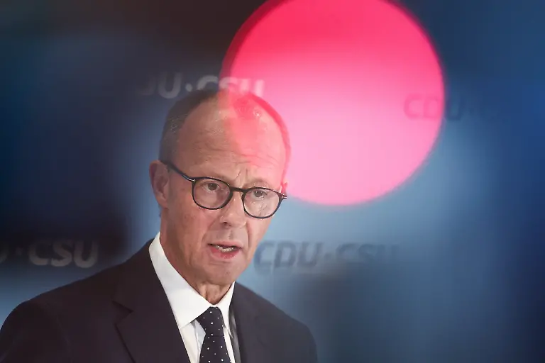 Friedrich-Merz-CDU-Bundesvorsitzender-und-Fraktionsvorsitzender-der-CDU-CSU-Fraktion-im-Bundestag-gibt-ein-Statement-zu-dem-toedlichen-Angriff-in-einem-Park-in-Aschaffenburg