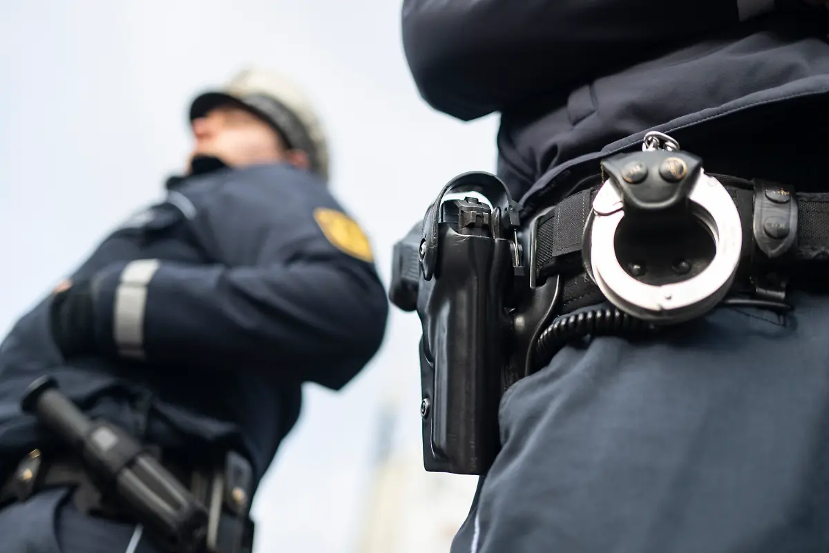 Ein-Polizist-und-eine-Polizistin-der-Polizei-Baden-Wuerttemberg-stehen-in-einem-Industriegebiet