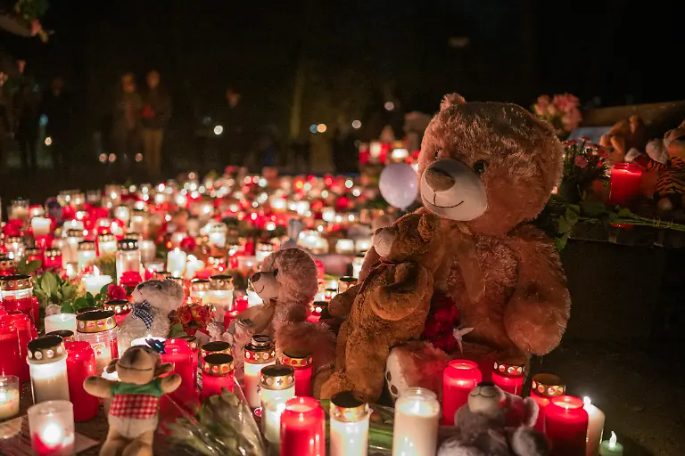 Ein-Teddybaer-und-zahlreiche-Kerzen-stehen-zum-Gedenken-an-die-toedliche-Messerattacke-im-Park-Schoental-am-Boden-Das-Buendnis-Aschaffenburg-bleibt-bunt-veranstaltet-ein-stilles-Gedenken-im-Park-Schoental-Mutmasslicher-Taeter-des-Messerangriffs-im-Park-Schoental-wurde-heute-dem-Haftrichter-vorgefuehrt