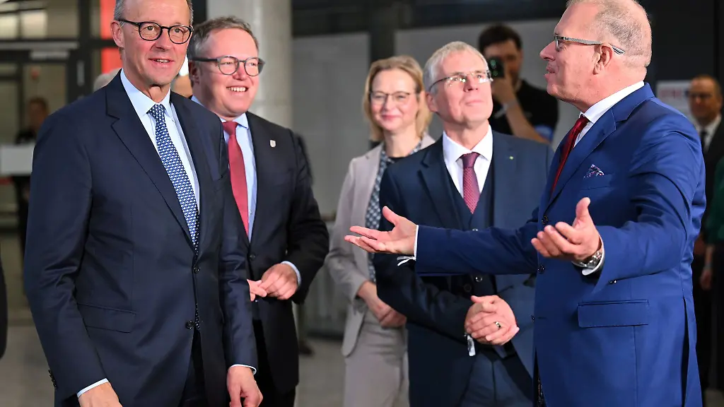 Erste-Station-des-Antrittsbesuches-von-Bundeskanzler-Friedrich-Merz-war-das-Fraunhofer-Institut-fuer-Angewandte-Optik-und-Feinmechanik-in-Jena