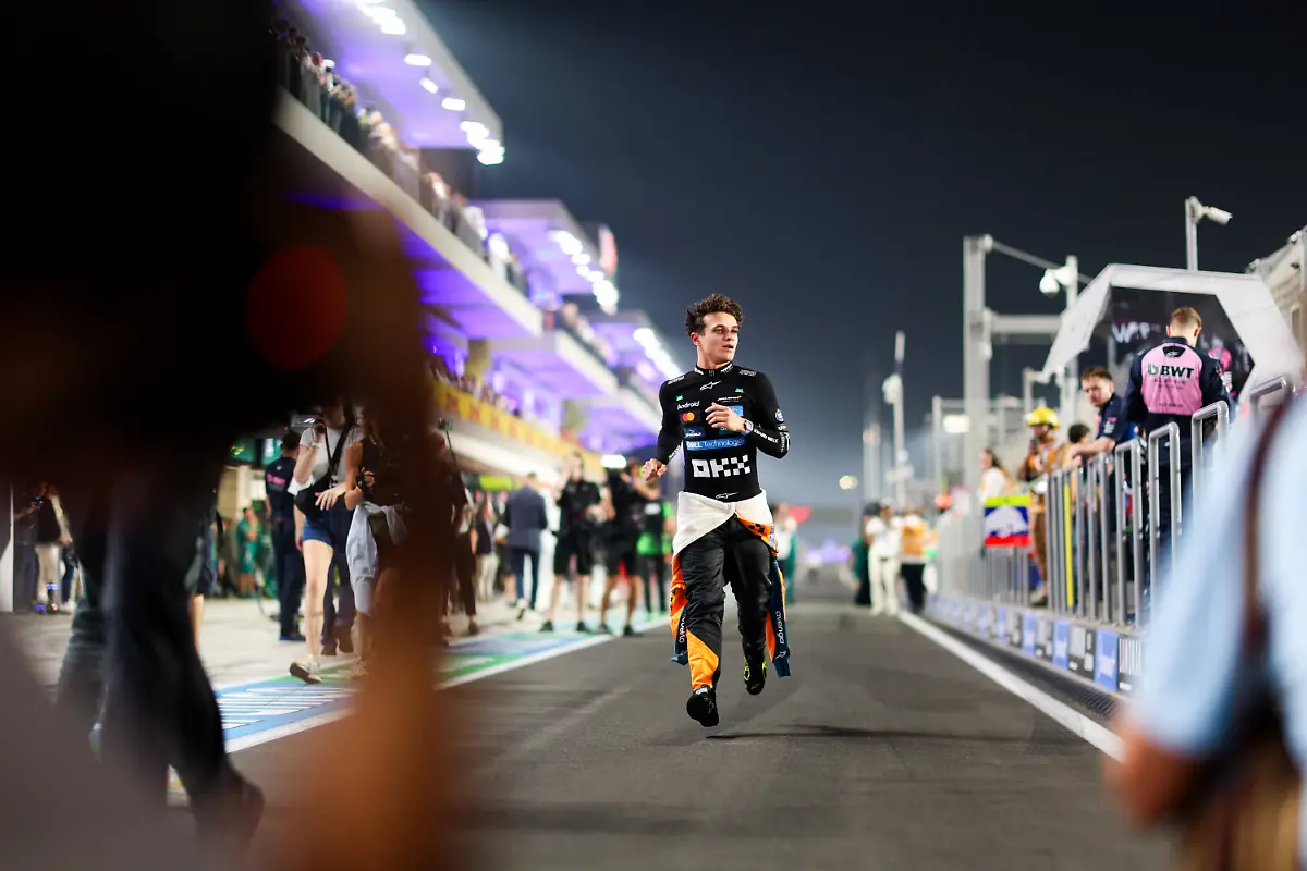 4-Lando-Norris-GBR-McLaren-F1-Team-F1-Grand-Prix-of-Qatar-at-Lusail-International-Circuit-on-November-30-2025-in-Doha-Qatar