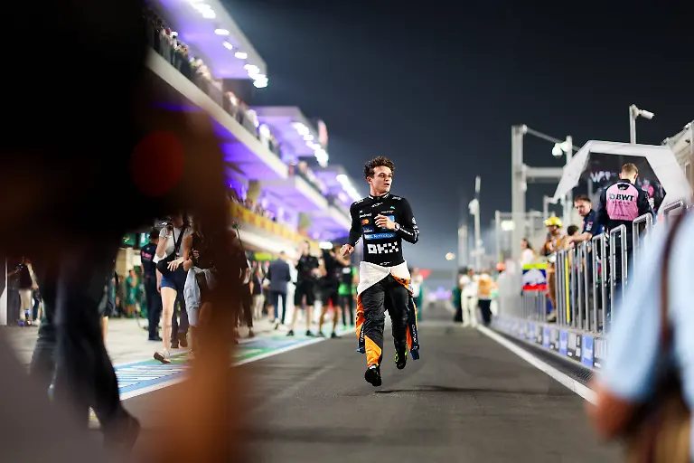 4-Lando-Norris-GBR-McLaren-F1-Team-F1-Grand-Prix-of-Qatar-at-Lusail-International-Circuit-on-November-30-2025-in-Doha-Qatar
