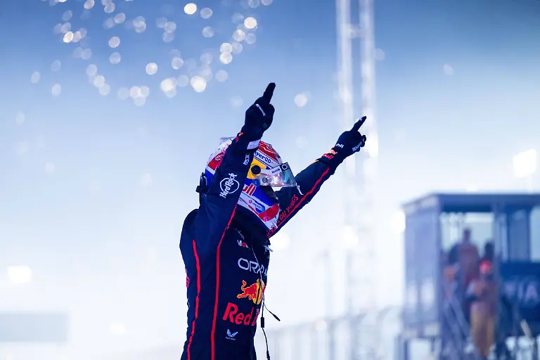 Max-Verstappen-Oracle-Red-Bull-Racing-Niederlande-01-jubelt-im-Parc-Ferme-ueber-den-Sieg-dahinter-Feuerwerk-QTR-Formel-1-Weltmeisterschaft-Qatar-Grand-Prix-Lusail-International-Circuit-Rennen-30-11-2025-QTR-Formel-1-Weltmeisterschaft-Qatar-Grand-Prix-Lusail-International-Circuit-Rennen-30-11