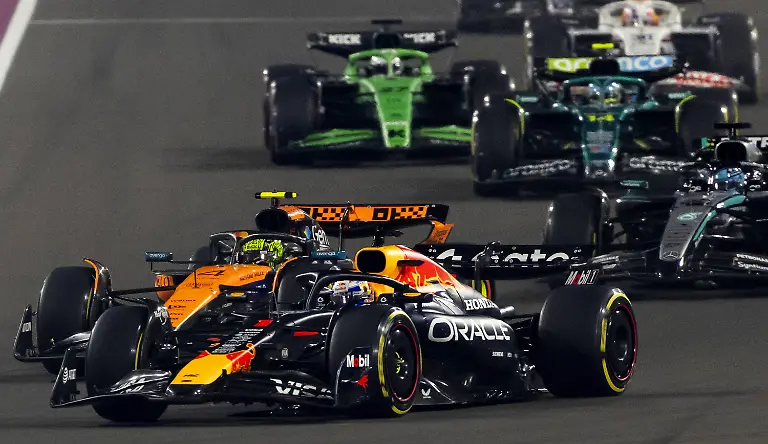 DOHA-Max-Verstappen-Red-Bull-Racing-and-Lando-Norris-McLaren-during-the-start-of-the-Qatar-Grand-Prix-at-the-Lusail-International-Circuit-ANP-SANDER-KONING-xVIxANPxSportx-xxANPxIVx-543502814-originalFilename-543502814