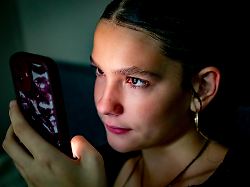 Sog des Internets: Welche Gefahren birgt das endlose Scrollen für Kinder?