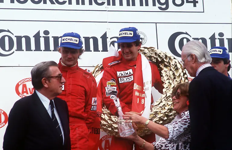 Der-zweitplatzierte-oesterreichische-Formel-1-Rennfahrer-Niki-Lauda-2-vl-mit-dem-Sieger-des-Grossen-Preises-von-Hockenheim-1984-seinem-franzoesischen-Teamkollegen-Alain-Prost-M-Ganz-rechts-der-Brite-Derek-Warwik-der-Dritter-wurde
