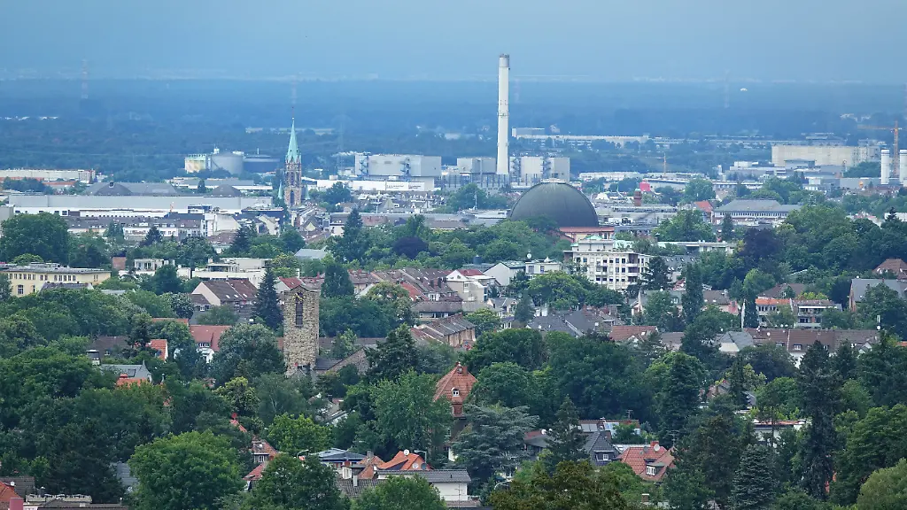 Blick-von-der-Ludwigshoehe-nach-Darmstadt-06-05-2024-Copyright-xVobelimax-Panthermedia37214487