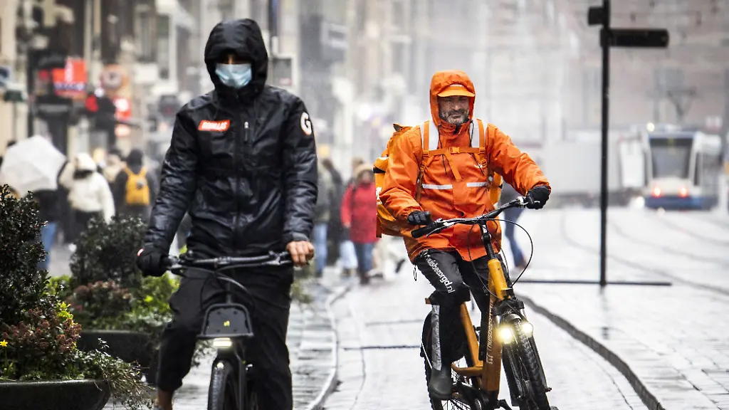 2022-02-18-12-14-31-AMSTERDAM-Der-Essenslieferdienst-Thuisbezorgd-nl-wird-aufgrund-des-Sturms-Eunice-voruebergehend-die-Lieferung-von-Mahlzeiten-im-ganzen-Land-einstellen-Die-Lieferung-erfolgt-weiterhin-in-Maastricht-und-Heerlen-da-dort-der-Code-gelb-ist-Wenn-der-Sturm-auch-dort-voranschreitet-werden-auch-die-Zusteller-in-diesen-Staedten-ihre-Arbeit-einstellen