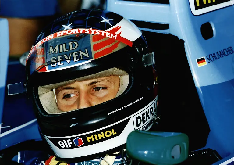 Der-Countdown-laeuft-in-der-Formel-1-Weltmeisterschaft-Der-25jaehrige-Michael-Schumacher-aus-Kerpen-der-hier-am-15-10-94-im-spanischen-Jerez-beim-Training-die-Instrumente-seines-Ford-Benetton-checkt-meldete-sich-einen-Tag-spaeter-nach-seiner-Sperre-eindrucksvoll-zurueck-In-seinem-50-Grand-Prix-Rennen-feierte-er-seinen-zehnten-Sieg-Vor-den-beiden-letzten-WM-Laeufen-am-6-November-im-japanischen-Suzuka-und-am-13-November-in-Adelaide-Australien-hat-der-Deutsche-mit-86-Punkten-fuenf-Zaehler-Vorsprung-vor-seinem-einzigen-Verfolger-Damon-Hill-aus-England-Schumacher-ist-sicher-Weltmeister-wenn-er-beide-Laeufe-gewinnt-oder-nur-einmal-siegt-und-einmal-mindestens-Sechster-wird