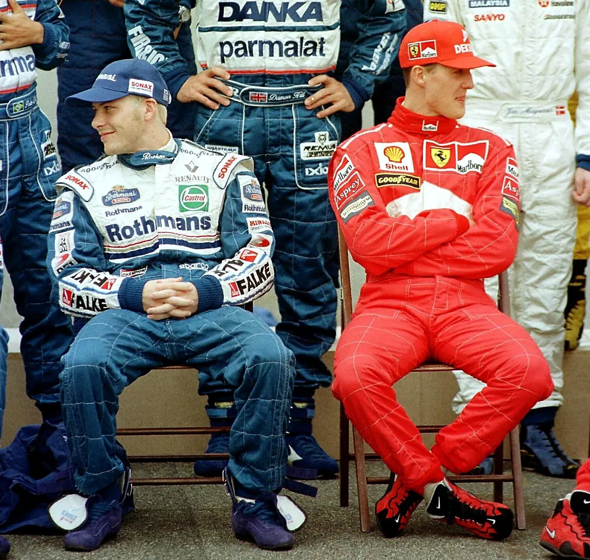 Der-Kandier-Jacques-Villeneuve-Williams-Renault-und-der-Deutsche-Michael-Schumacher-Ferrari-wenden-sich-voneinander-ab-waehrend-die-Formel-1-Piloten-der-Saison-1997-sich-vor-dem-Finalrennen-in-Jerez-zum-Gruppenfoto-versammelt-haben-Schumacher-fuehrt-vor-dem-abschliessenden-Grand-Prix-von-Europa-die-WM-Wertung-mit-einem-Punkt-an
