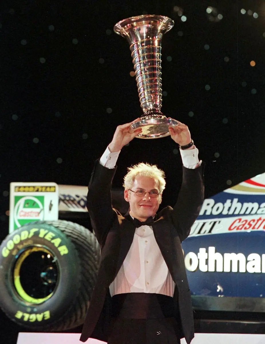 Der-kanadische-Formel-1-Weltmeister-Jacques-Villeneuve-haelt-am-12-12-1997-die-Trophaee-fuer-die-Formel-1-Weltmeisterschaft-1997-in-die-Hoehe-die-ihm-auf-einem-Festakt-des-Internationalen-Automobilverbandes-FIA-in-Monaco-feierlich-ueberreicht-worden-ist