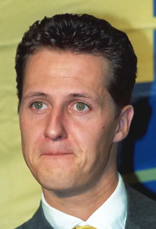 Rennfahrer-Michael-Schumacher-gibt-am-11-11-1997-in-Colnbrook-nach-seiner-Anhoerung-vor-dem-Weltrat-des-Internationalen-Automobil-Verbandes-FIA-eine-Pressekonferenz-Schumacher-wurde-wegen-seines-Rammstosses-gegen-Jacques-Villeneuve-beim-WM-Finale-der-Formel-1-in-Jerez-am-26-Oktober-der-Titel-des-Vize-Weltmeisters-1997-aberkannt-Die-Presse-reagiert-am-12-11-mit-Spott-und-Haeme-auf-das-Urteuil-die-Kommentare-voller-Zynismus-Mit-dem-Quasi-Freispruch-von-London-bleibt-Michael-Schumacher-fuer-zahlreiche-Formel-1-Stars-und-die-internationale-Presse-der-Buhmann-Der-Internationale-Automobilverband-FIA-konnte-sich-vor-Pruegel-kaum-retten-und-die-hoechste-Autoritaet-des-Motorsports-hat-sich-nach-Meinung-der-Kritiker-nun-endgueltig-laecherlich-gemacht