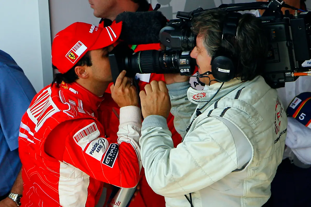 01-11-2008-Sao-Paulo-Brazil-Felipe-Massa-BRA-Scuderia-Ferrari-Portrait-kiss-the-tv-camera-Formula1-World-Championship-Brazilian-Grand-Prix-at-Autodromo-Jose-Carlos-Pace-Foto-Solon-So-RACE-PRESS