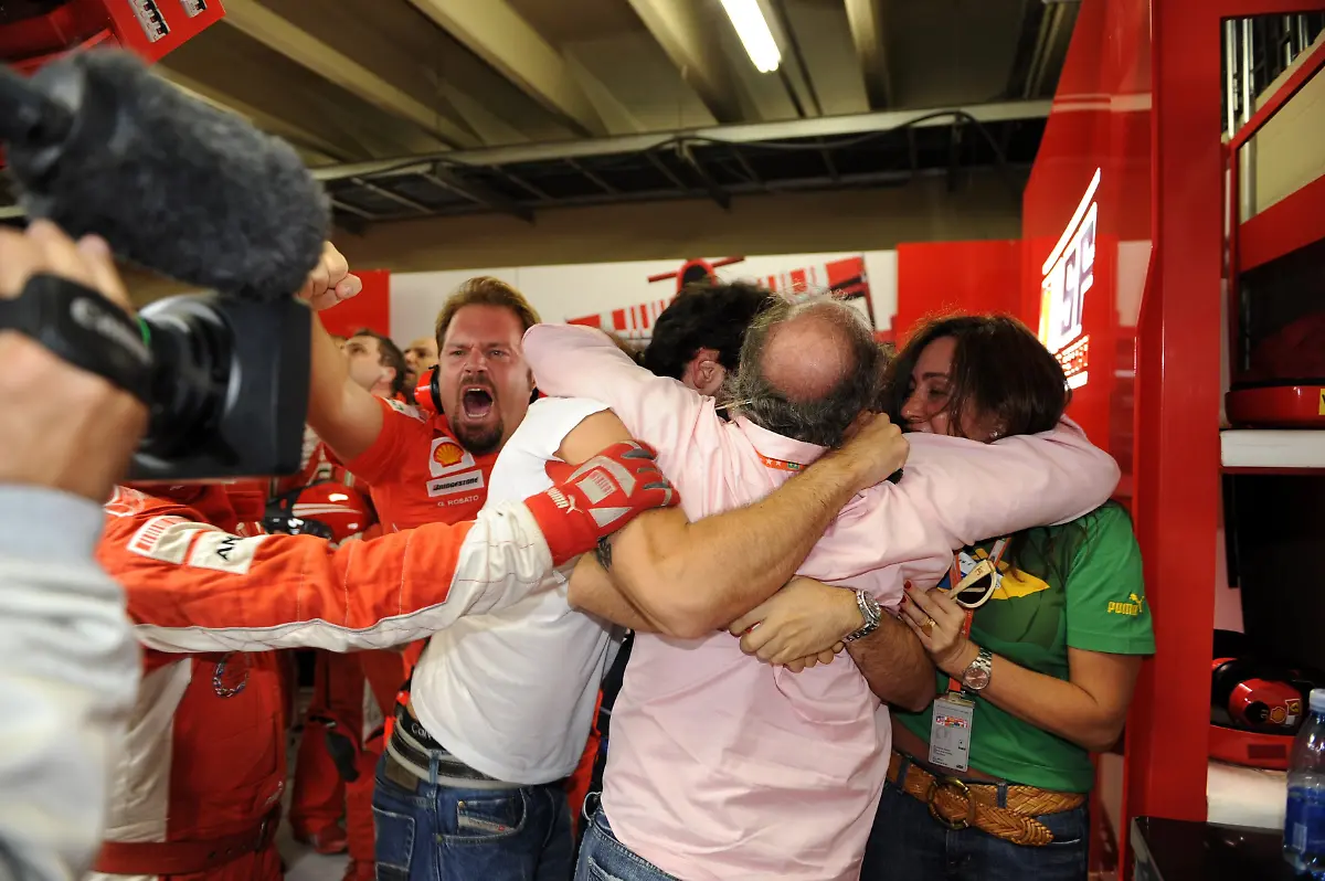 MOTORSPORT-F1-2008-BRASIL-GP-SAO-PAULO-30-10-TO-02-11-2008-PHOTO-ERIC-VARGIOLU-DPPI-TEAM-FERRARI-AMBIANCE-FELIPE-MASSA-BRA-FERRARI-F2008-AMBIANCE-PORTRAIT-FAMILIE