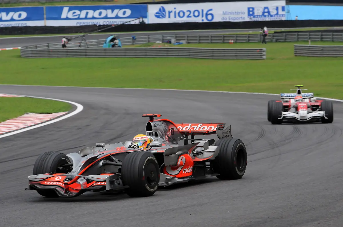 MOTORSPORT-F1-2008-BRASIL-GP-SAO-PAULO-30-10-TO-02-11-2008-PHOTO-ERIC-VARGIOLU-DPPI-LEWIS-HAMILTON-GBR-MCLAREN-MERCEDES-MP4-23-ACTION-TIMO-GLOCK-GER-TOYOTA-TF108-ACTION